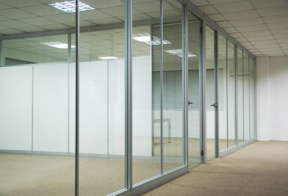 Soundproof χώρισμα γραφείων αργιλίου αδιάβροχο με το σαφές/παγωμένο γυαλί